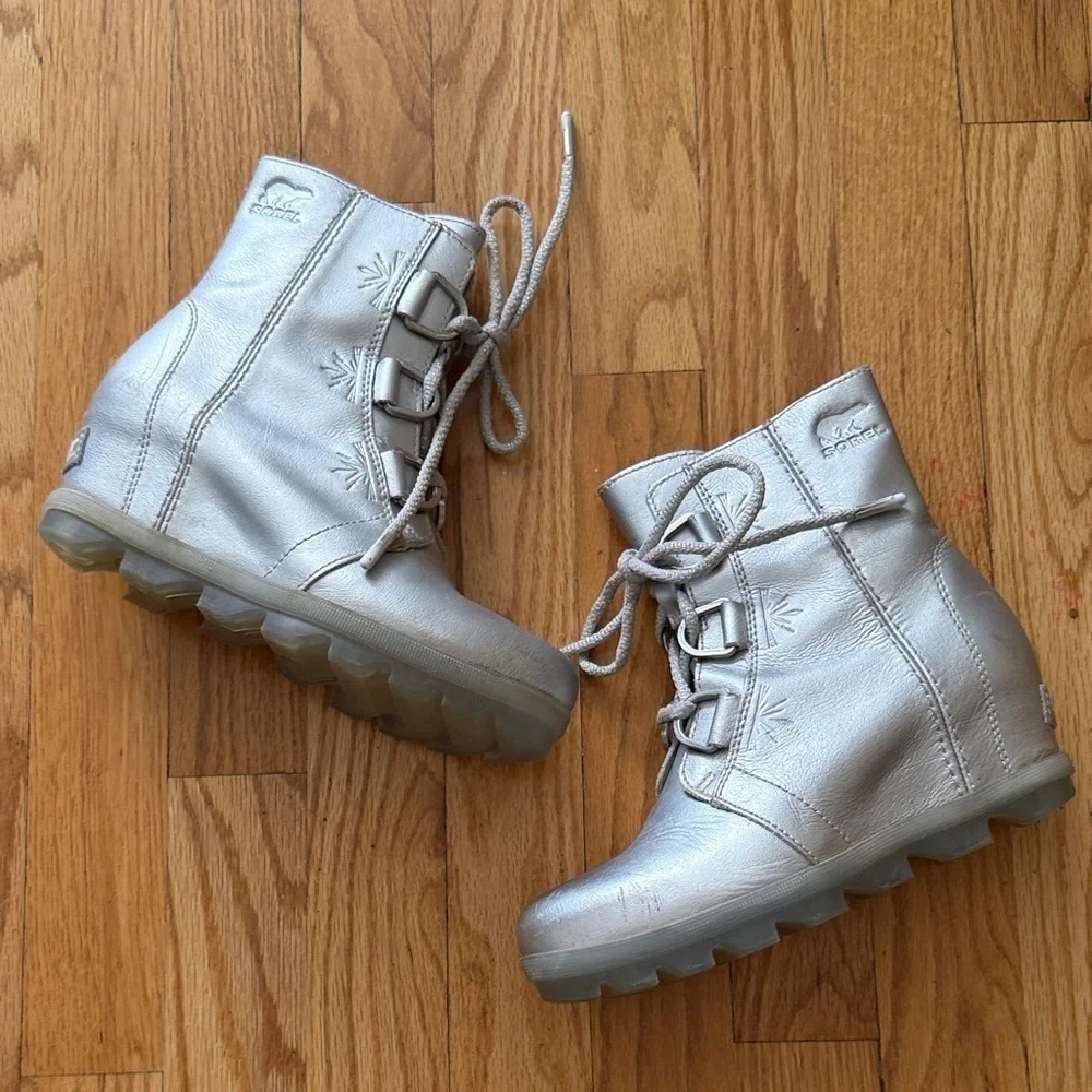 Sorel x Disney Elsa silver Joan of Arctic wedge tween Metallic Gray Kids Boots